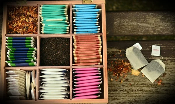 ハーブで膏薬の作り方：庭のハーブで簡単に自宅で作る3ステップ